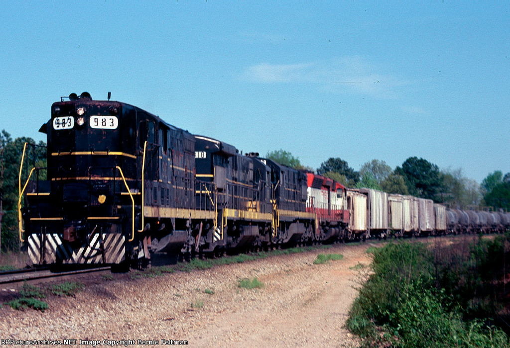 Seaboard Coast Line GP7 #983, U36B 1818, U30C 2122 & Frisco SD45 948 leading SCL/Frisco train #334, will do a rolling crew change at the yard office just ahead 